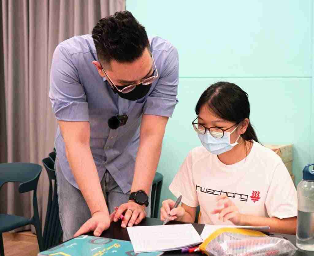 Mr Chia giving direct and close feedback to students for the top GP tuition centre in Singapore for Hwa Chong HCI student
