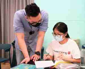 Mr Chia giving direct and close feedback to students for the top GP tuition centre in Singapore for Hwa Chong HCI student