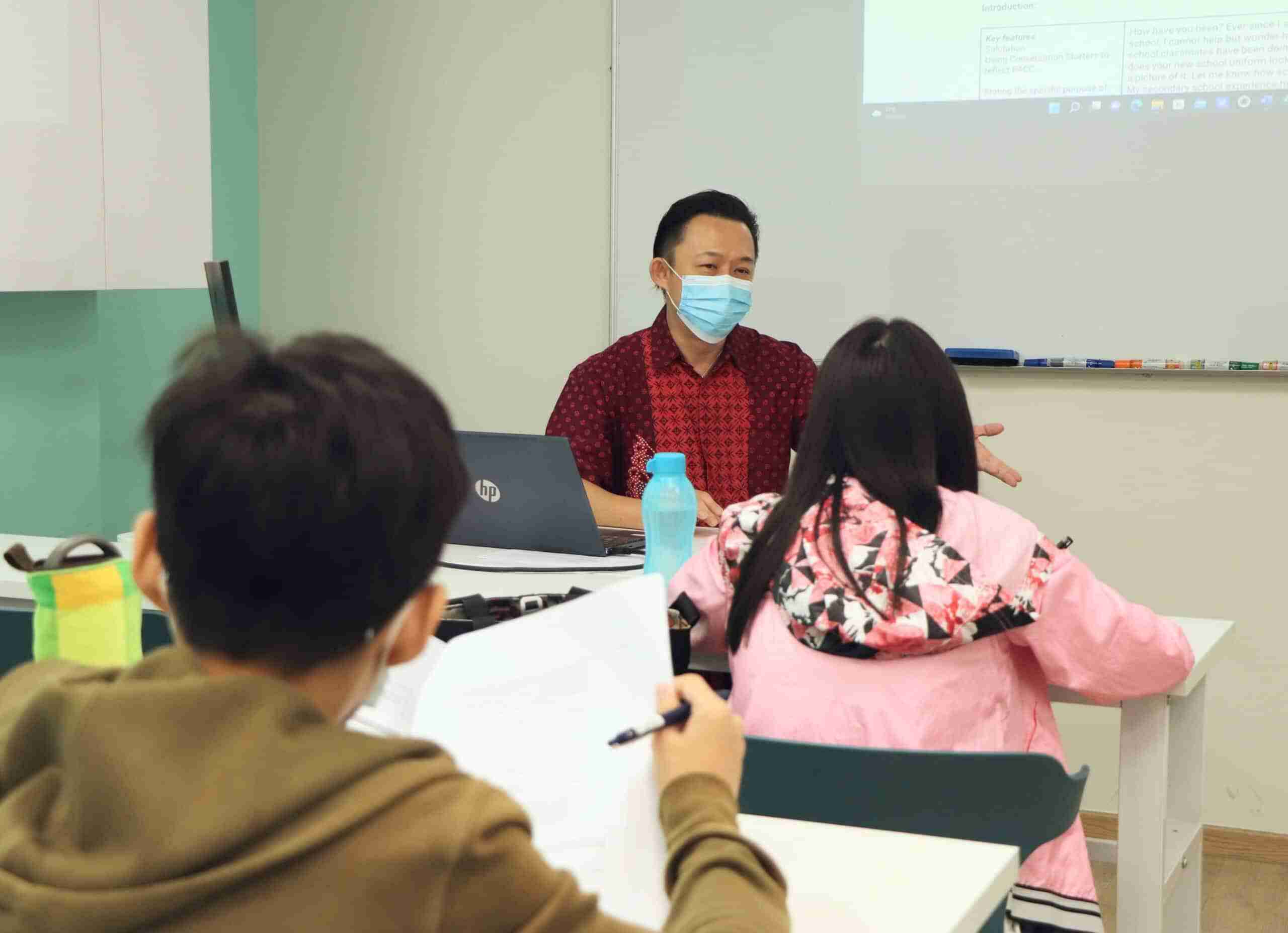 Mr Roger teaches a class at the Best English tuition Singapore