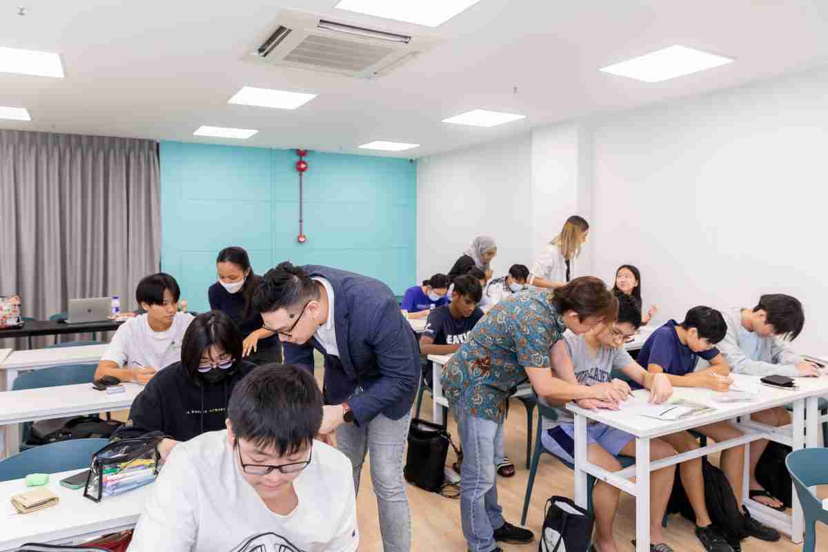 Class discussion and teacher feedback during English group tuition