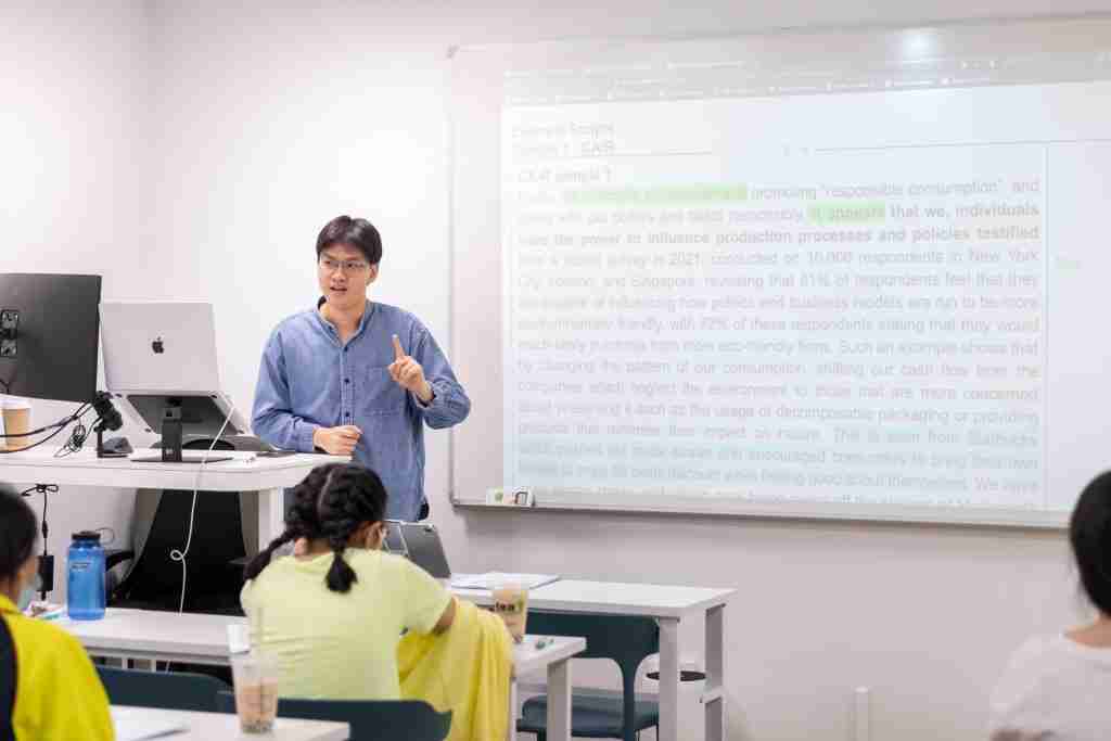 Mr Liew Shan Hao teaching a GP Tuition class