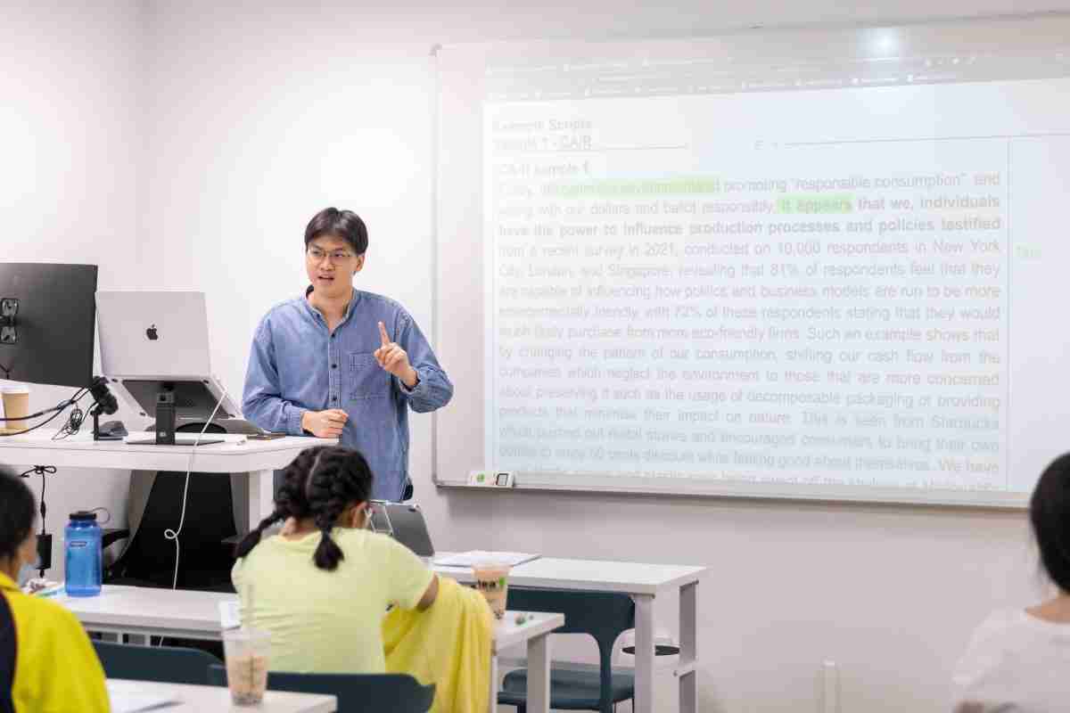 Mr Liew Shan Hao teaching a GP Tuition class