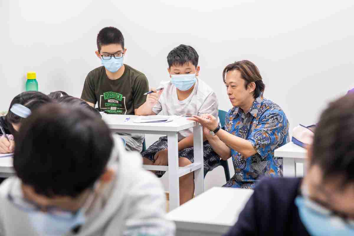 student receiving guidance from tutor, Mr Roger, at illum.e moe approved tuition centre for English tuition