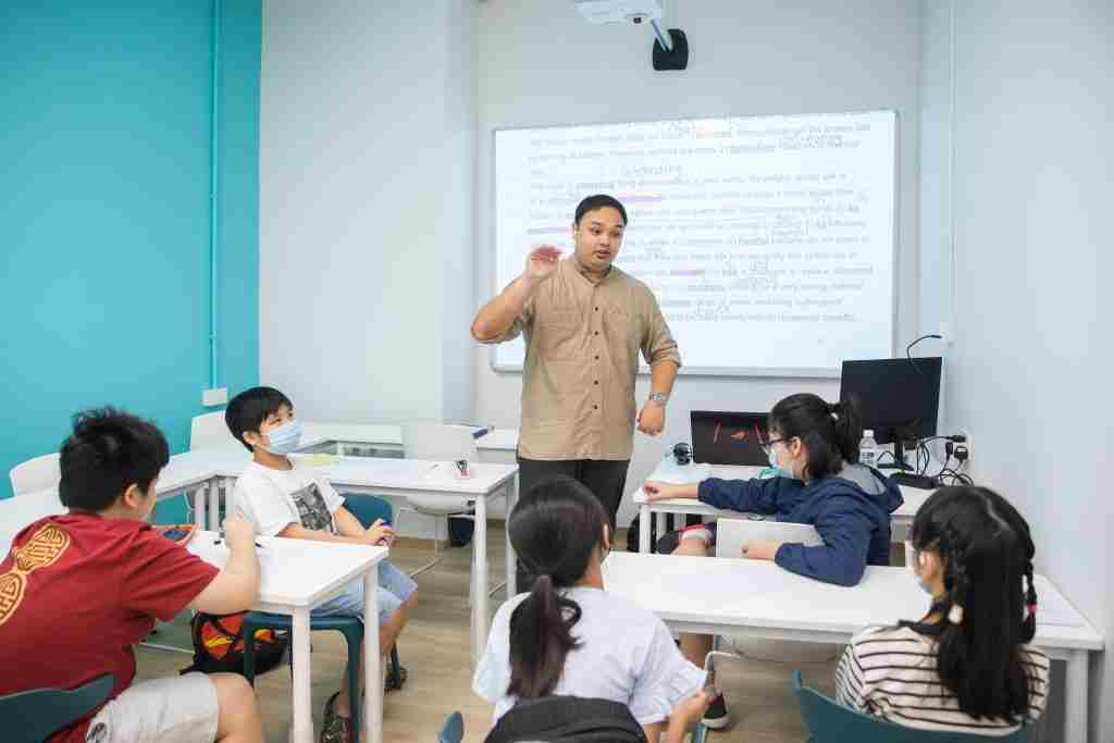 Mr Joachim Chia giving direct instructions during Primary School English Tuition