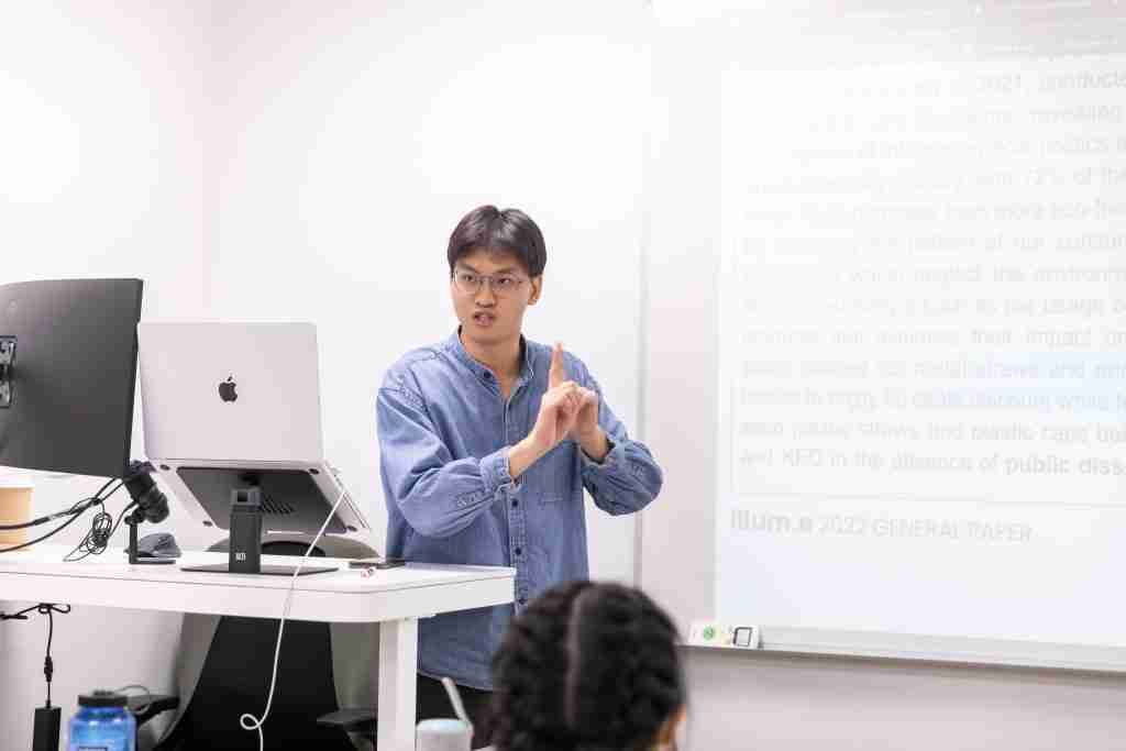 Mr Liew giving insightful illustrations during GP classes at illum.e