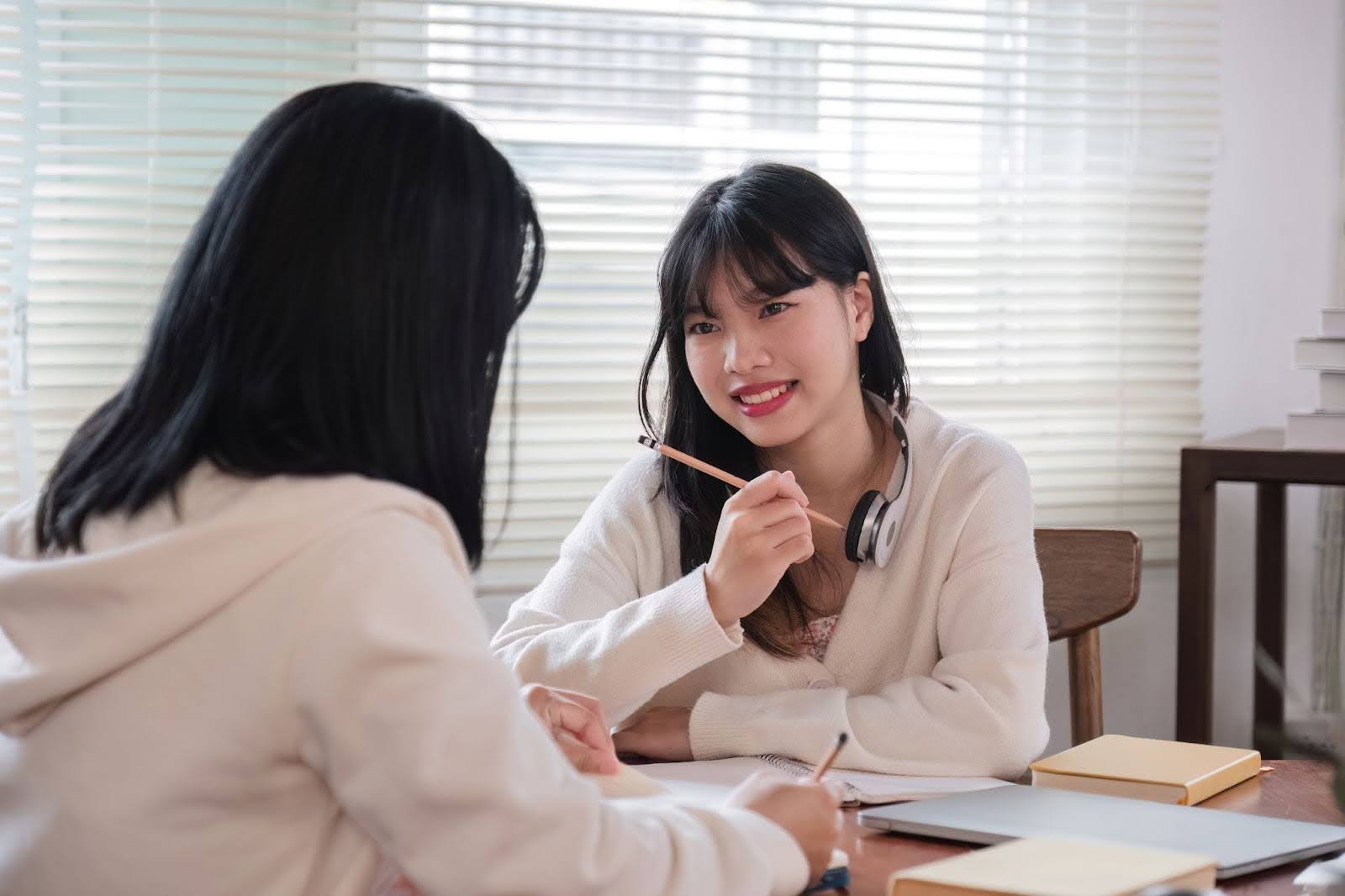Student and tuition teacher discussing tips for Planned Response oral exam
