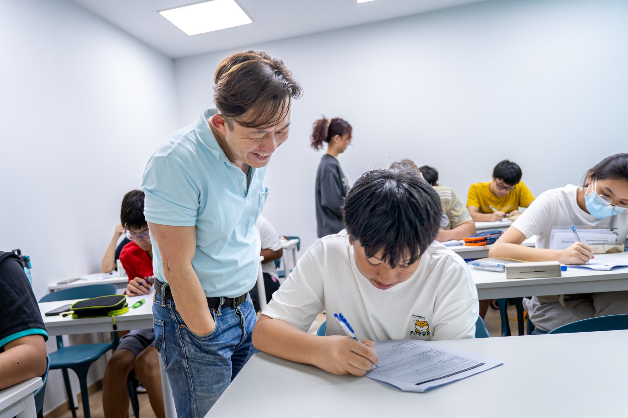 Mr Roger, Teaching Lead, gives advice to students with personalised feedback during English lessons.